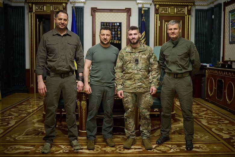 Обговорили реформу сержантського корпусу, - Зеленський провів зустріч із головним сержантом 47-ї ОМБр Маркусом 05