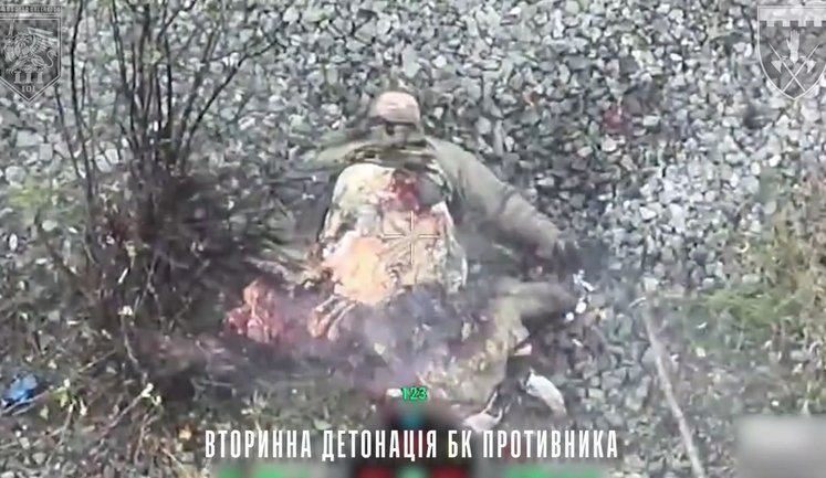 Оккупант, набитый боекомплектом, повторно подорвался после ликвидации. ВИДЕО 18+