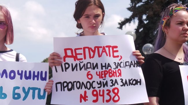 Жодної амністії кремлівським злочинцям, - активісти пікетують Раду з вимогою ввести відповідальність за злочини проти людяності 01