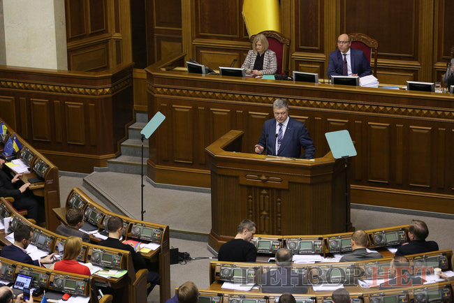 Депутати-соньки, Кіссе, який голосує за трьох, радісний Гройсман і обійми Лозового з Ляшком: як Рада вночі приймала Держбюджет-2019 01