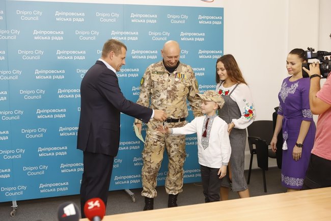 Филатов вручил семьям пяти украинских военнослужащих ключи от новых квартир 02