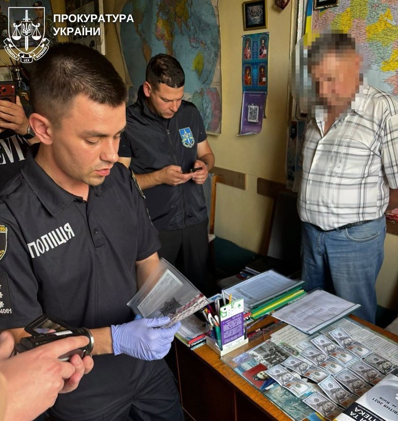 На Рівненщині викладача-депутата викрили на $1000 за вступ до коледжу для ухилення від мобілізації