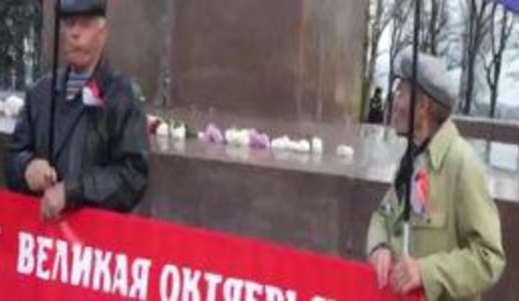"Ленин - это великий из великих, а Сталин дело Ленина осуществил", - в Николаеве празднуют годовщину октябрьской революции. ВИДЕО