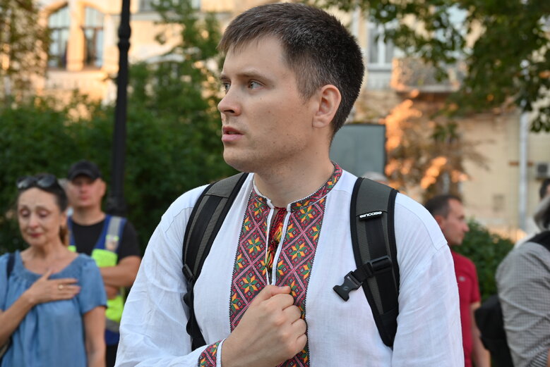 У Києві вшанували пам’ять Андрія Бабінського - воїна 80-ої ОДШБр та засновника Мегамаршу у вишиванках 06
