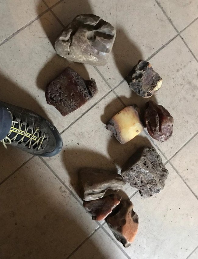 Підпільний цех з обробки бурштину виявлено на Одещині, вилучено 6 тонн бурштину-сирцю, - СБУ 06 Підпільний цех з обробки бурштину виявлено на Одещині, вилучено 6 тонн бурштину-сирцю, - СБУ 06