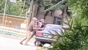 Военные ТЦК бьют мужчину по голове и силой заталкивают его в машину в Черниговской области. ВИДЕО