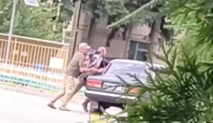 Военные ТЦК бьют мужчину по голове и силой заталкивают его в машину в Черниговской области. ВИДЕО
