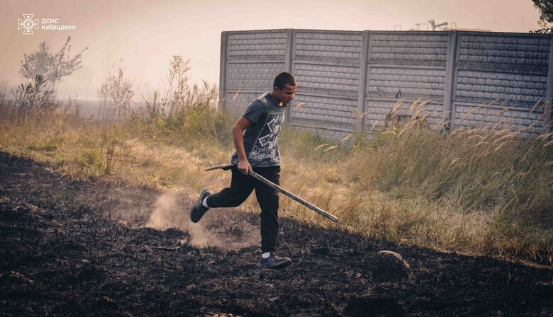 На Київщині ДСНС врятувала ціле село від пожежі