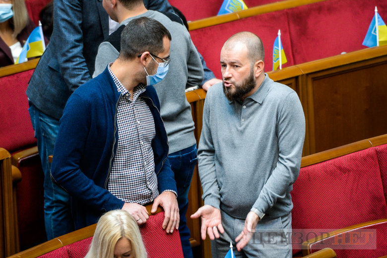 Рассказ Культенко Новинскому, Трухину и Кузьминых, приглашение Бондарь на вечеринку при свечах и сообщение Котик, дай деньги Васильеву, - работа ВР 22 февраля 36