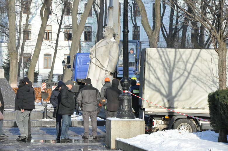 Пам’ятник радянському генералу Ватутіну демонтували у Києві 05