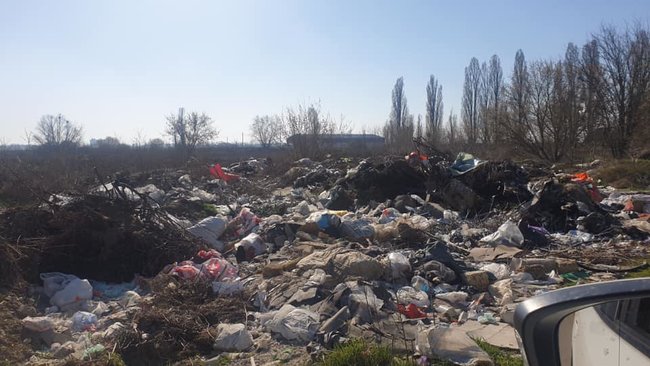 В селе Гора на Киевщине горела свалка, местные жители говорят, что мусор туда вывозит сельский председатель незаконно 02