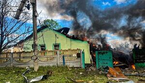 Россияне сбросили КАбы на Купянск: поврежден частный дом, возник пожар. ФОТОРЕПОРТАЖ