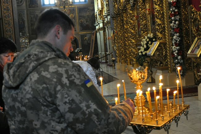 Епіфаній провів панахиду за полеглими в ДАПі воїнами: З великої любові пішли захищати свою Богом дану землю 07 Епіфаній провів панахиду за полеглими в ДАПі воїнами: З великої любові пішли захищати свою Богом дану землю 07