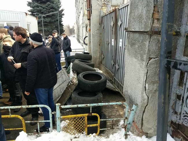 Полиция проводит обыски на базе полка Нацгвардии Азов в Киеве 02