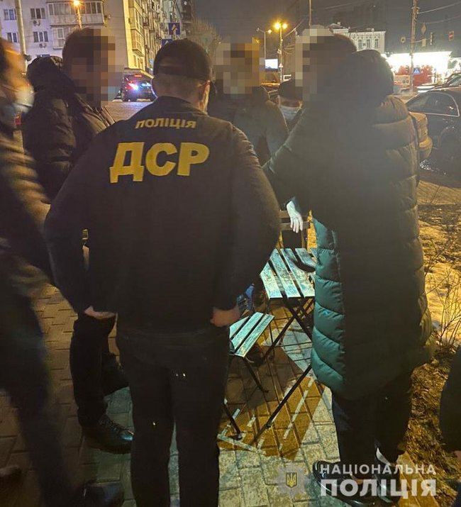 Двох керівників відділу Деснянської РДА затримано за вимагання $8 тис. хабаря, - Нацполіція 01