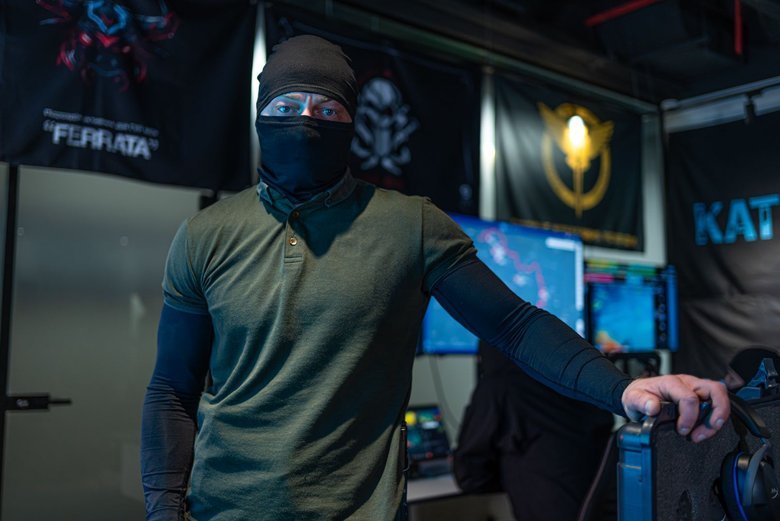 Офіцер Феррати Дев’ятий у командному центрі