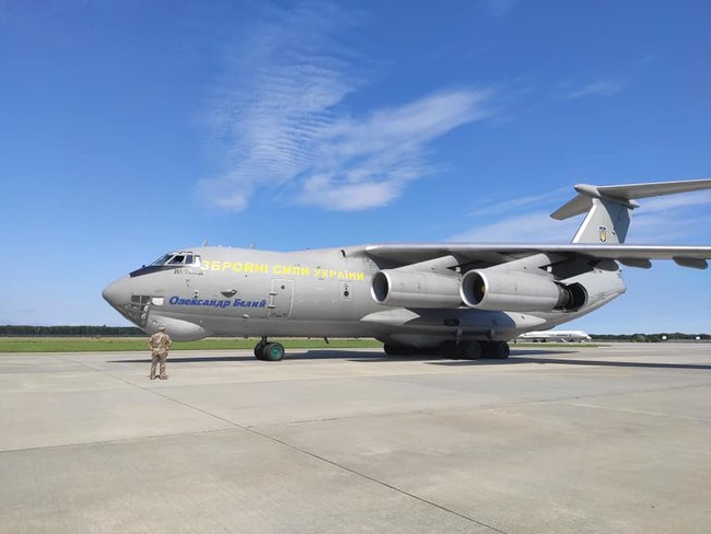Plane carrying humanitarian cargo from China arrives in Ukraine 01