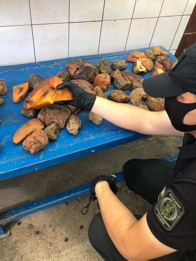 На кордоні з Румунією в мікроавтобусі виявлено 505 виробів з бурштину та 20,3 кг необробленого каменю, - Держприкордонслужба 01