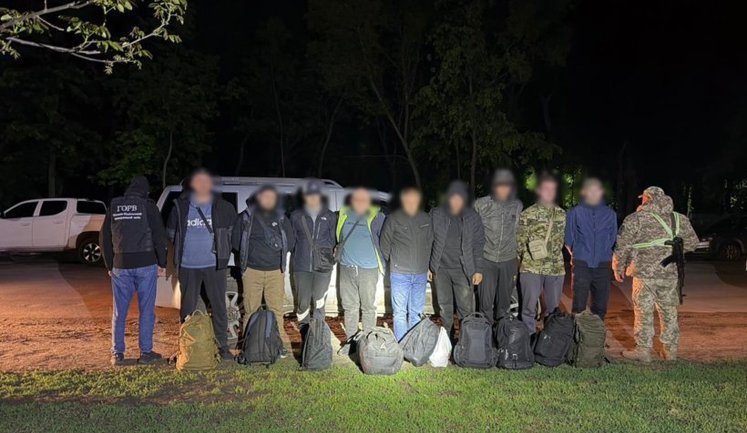 Тур за $90 тисяч: на Вінниччині затримали позашляховик із дев’ятьма ухилянтами. ФОТО