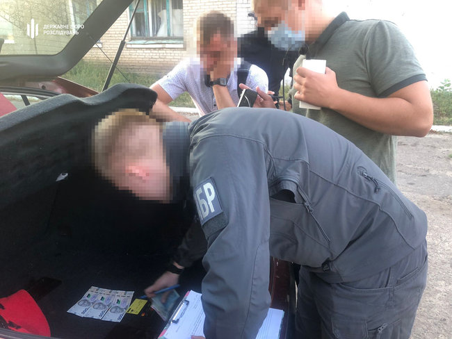 Двое офицеров полиции задержаны на взятке на Луганщине, - ГБР 03
