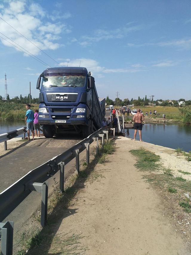 Фура провалила нещодавно відремонтований міст на Миколаївщині 01 Фура провалила нещодавно відремонтований міст на Миколаївщині 01