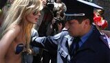 Три девушки Femen vs автобус &amp;quot;Беркута&amp;quot; - голую грудь увидели не россияне, а милиция. ФОТОрепортаж.