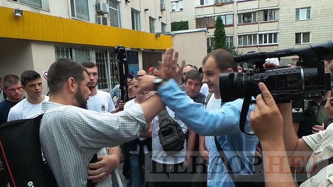 Активісти C14 побилися із журналістом Громадського Бурдигою під будівлею Голосіївського суду 02