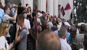 Turmoil outside Ukrainian parliament: Donbas war veterans, miners break through police line. VIDEO&PHOTOS