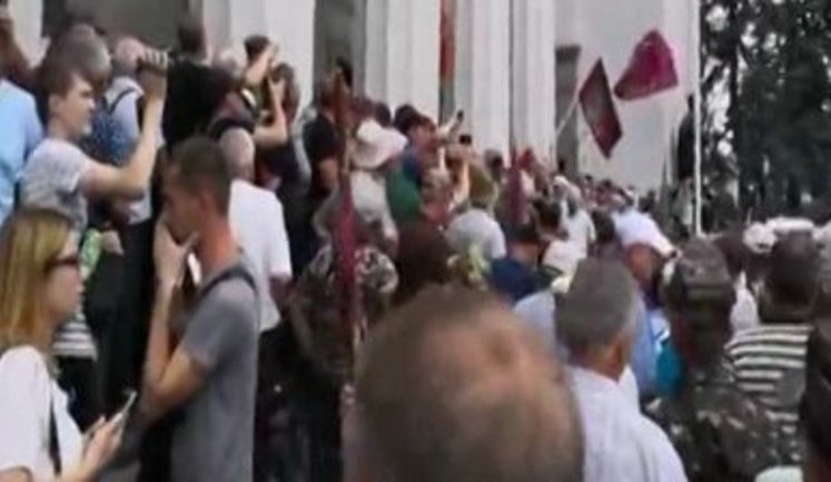 Turmoil outside Ukrainian parliament: Donbas war veterans, miners break through police line. VIDEO&PHOTOS