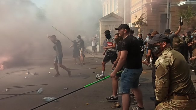 Столкновения митингующих с правоохранителями на акции Остановим капитуляцию под Офисом Президента 07