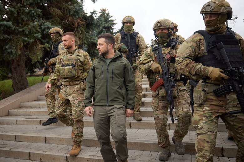 Зеленський приїхав у визволений від російських окупантів Ізюм 05