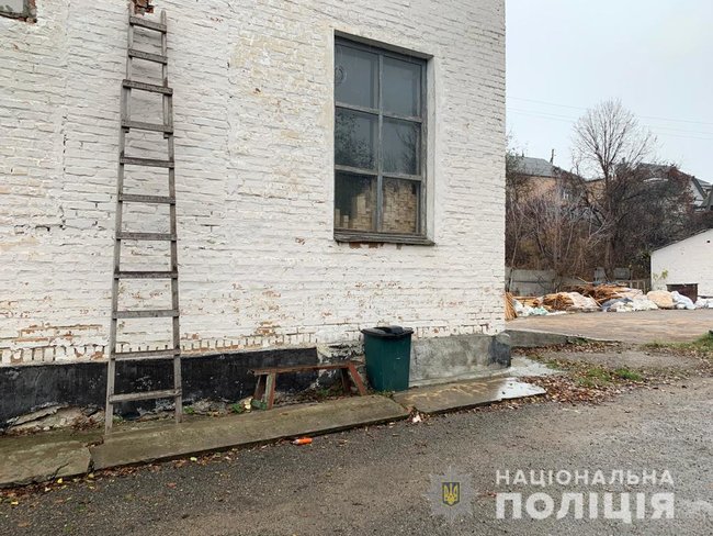 Жительница Богуслава, незаконно подключившаяся к коммуникациям, забрызгала полицейского перечным баллончиком, - Нацполиция 02