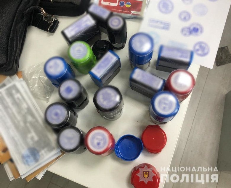 Групу торговців підробленими COVID-сертифікатами та результатами ПЛР-тестів затримано на Харківщині, щомісяця вони заробляли 4 млн грн, - Клименко 02