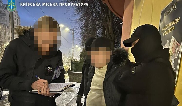 Посадовця Фонду держмайна затримали за вимагання $1000 хабаря. ФОТО