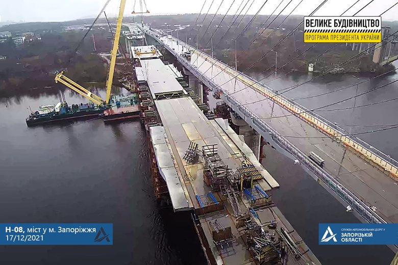 Легендарний кран Захарій, який допомагав будувати мости у Запоріжжі, повертається додому, - ОДА 03