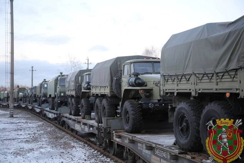 Россия перебрасывает войска в Беларусь 01