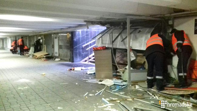 У підземному переході на Майдані Незалежності почали зносити МАФи 01