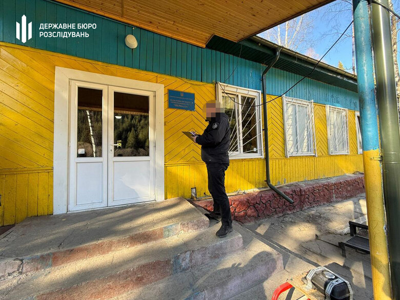 Викрито правоохоронців, які заробляли на переправленні чоловіків за кордон