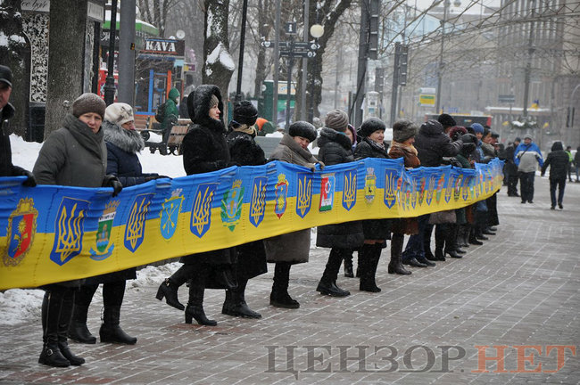 Українські казначеї розгорнули в центрі Києва найдовший прапор України 16