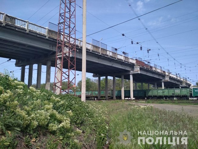 Двоє чоловіків врятували пенсіонерку, яка намагалася скоїти самогубство на Донеччині, - Нацполіція 01