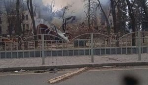 Окупанти скинули надпотужну бомбу на драмтеатр Маріуполя, де ховається тисяча людей. ФОТО