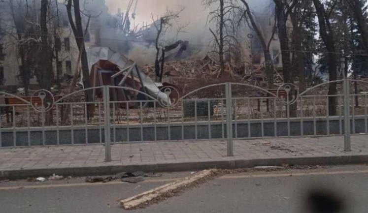 Окупанти скинули надпотужну бомбу на драмтеатр Маріуполя, де ховається тисяча людей. ФОТО