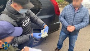 СБУ задержала на взятке главу Черниговской райадминистрации. ВИДЕО