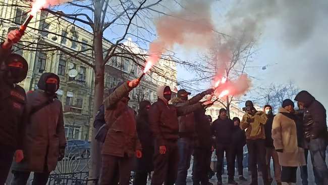 Что должен делать командир, если у него в подразделении такой черт?: под ГБР жгли файеры в поддержку арестованного комбата Лановенко 08