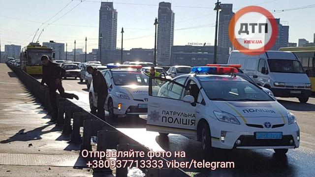 Смертельное ДТП на мосту Патона в Киеве: Porsche Cayenne влетел под фуру, пассажир погиб 08