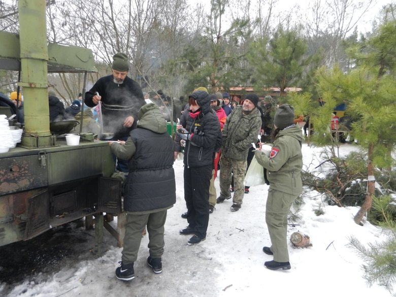 Ветеран російсько-української війни Маруся Звіробій: Ми змінили програму, проводимо вишкіл для цивільних людей, тих, кого війна застане вдома, беззбройних. Тому на наших вишколах зараз так багато жінок і дітей 07