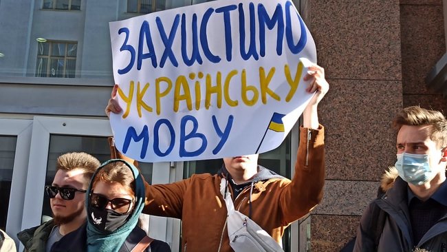Полізеш до мови - отримаєш на горіхи: активісти пікетують ВР на знак протесту проти змін до закону про державну мову 08