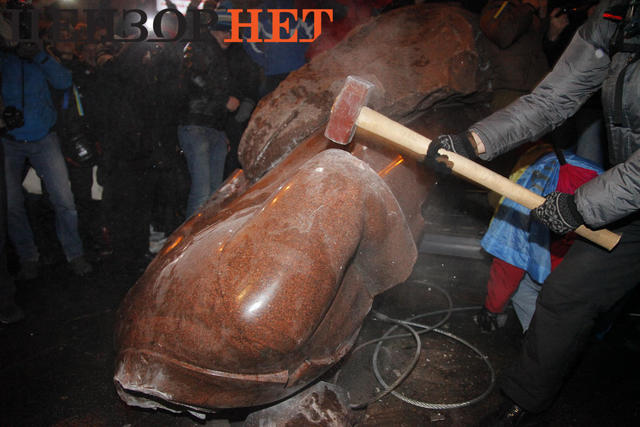 киев ленин крушение снос памятник.