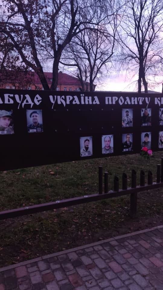 Вандалы в Умани повредили стелу павшим героям АТО: украли фото, сломали прожектор 02