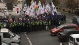 На митинге под Радой произошла потасовка. Правоохранители оттесняют активистов SaveФОП. ВИДЕО